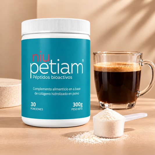 NiuPetiam Sin Sabor 300 g colágeno hidrolizado en polvo junto a una taza de café